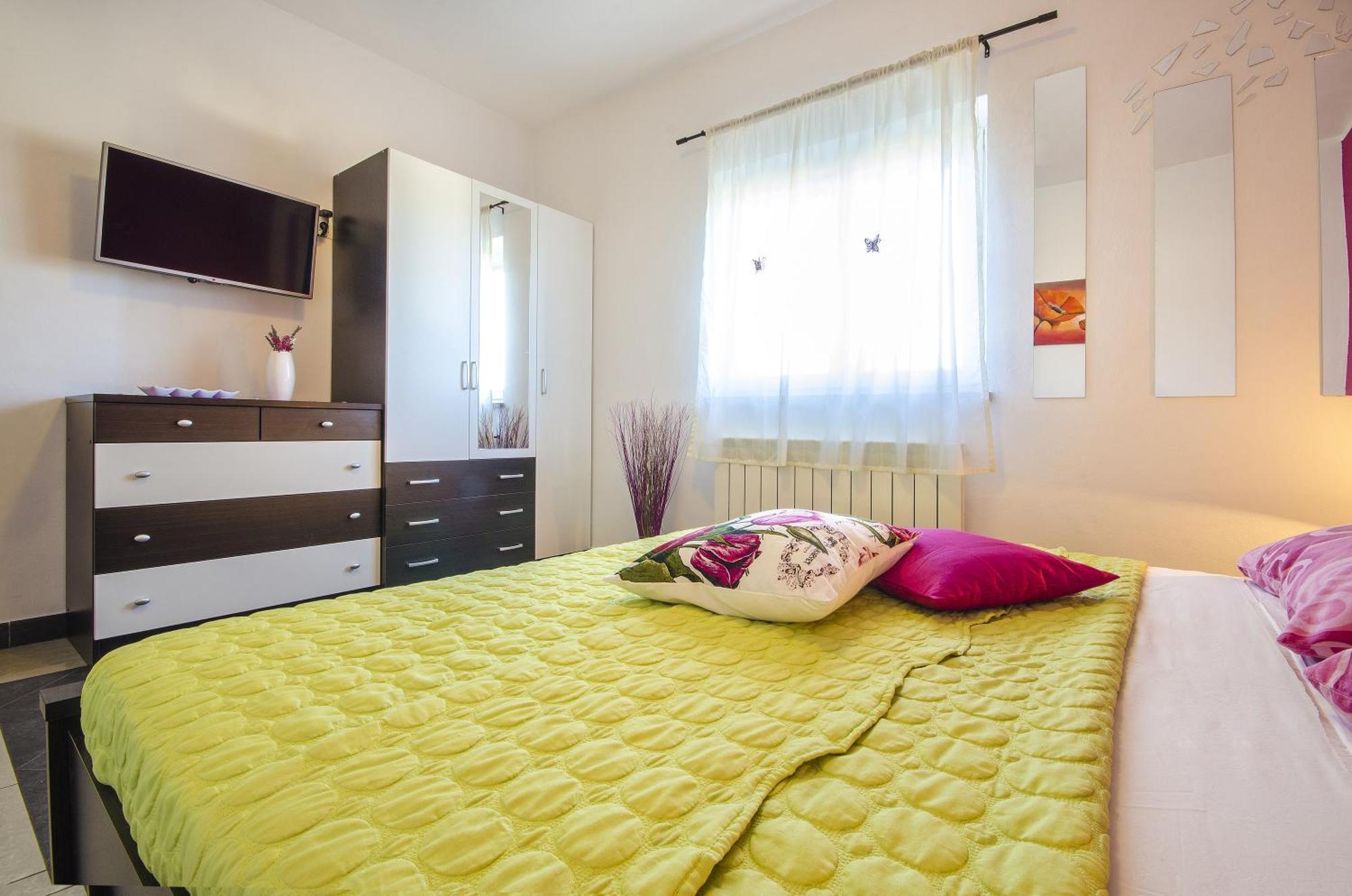 Apartment And Room Marlen โรวินสโก เซโล ห้อง รูปภาพ